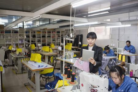 加工日韩服装厂累吗视频,高强度工作背后的辛酸与挑战